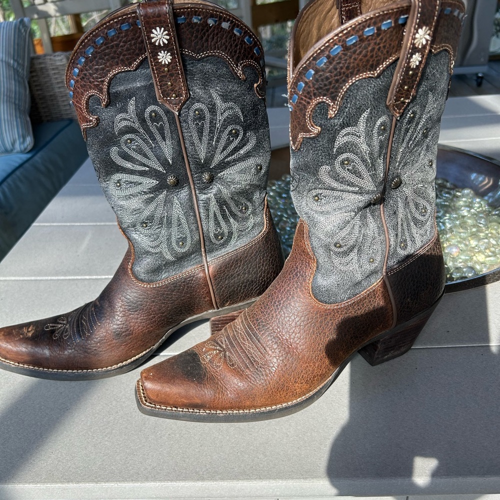Beautiful Ariat cowboy Boots